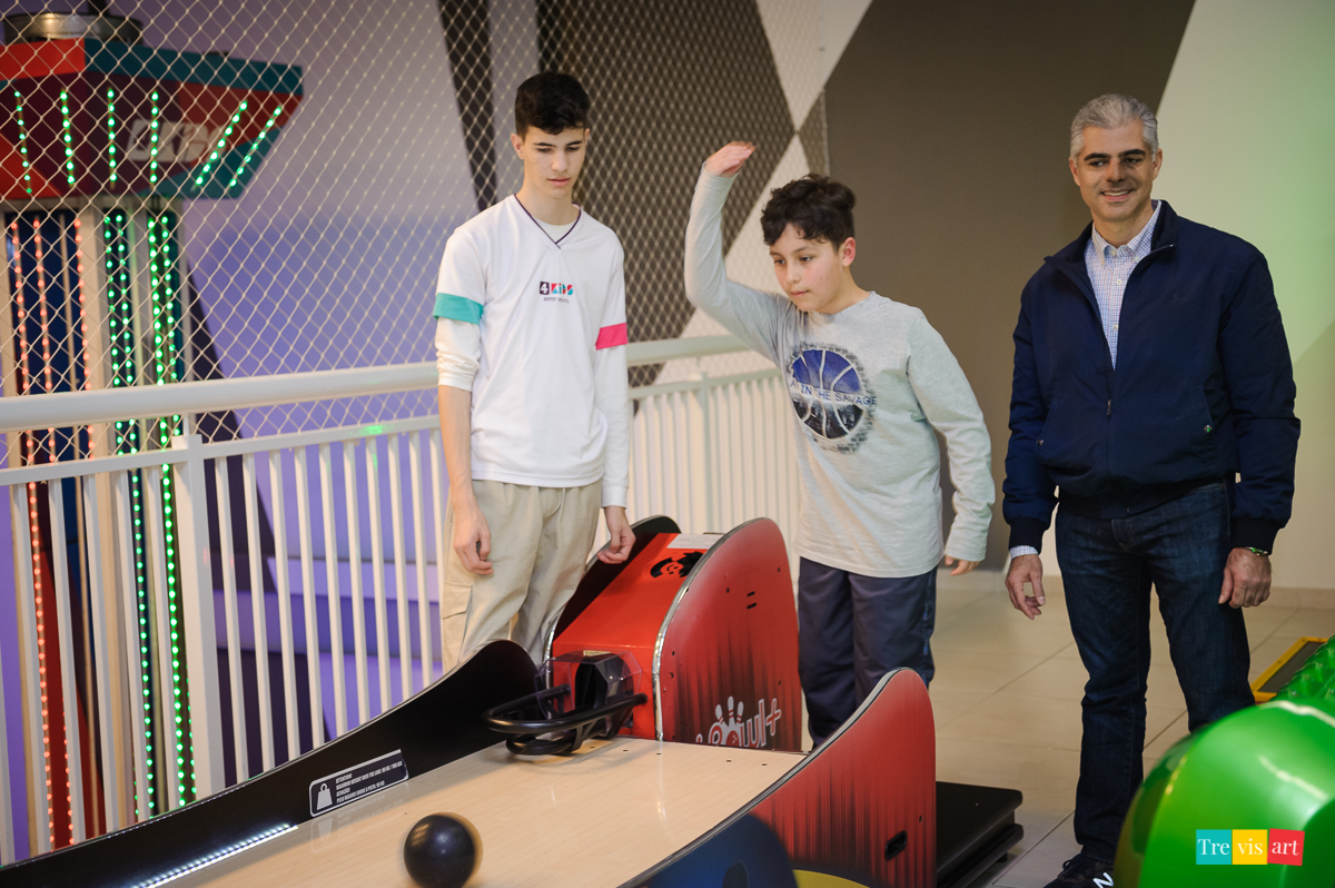 Foto aniversariante brincando com seu padrinho na sua festa de aniversario