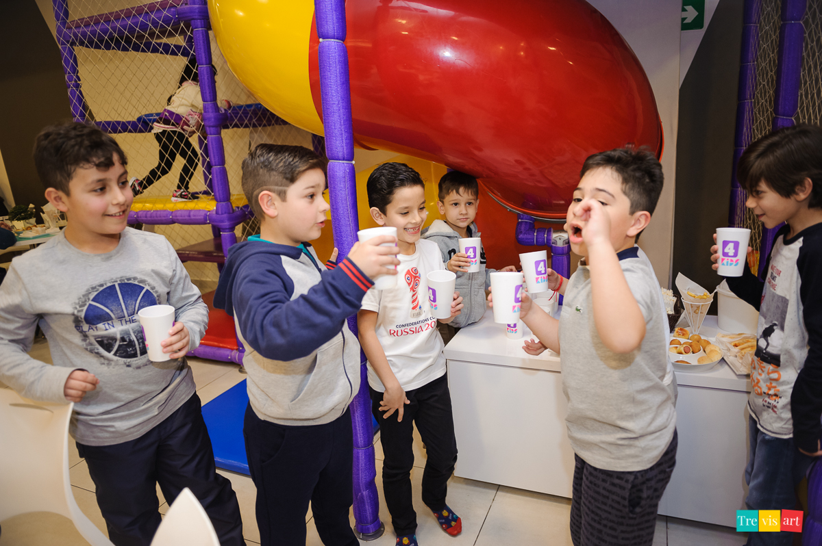 Foto amigos fazendo um brinde ao aniversariante em sua festa de aniversario. Buffet 4kids.