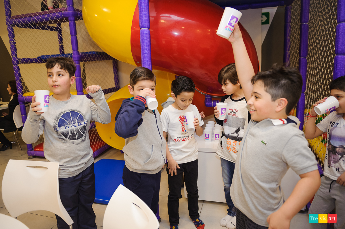 Foto amigos fazendo um brinde ao aniversariante em sua festa de aniversario. Buffet 4kids.