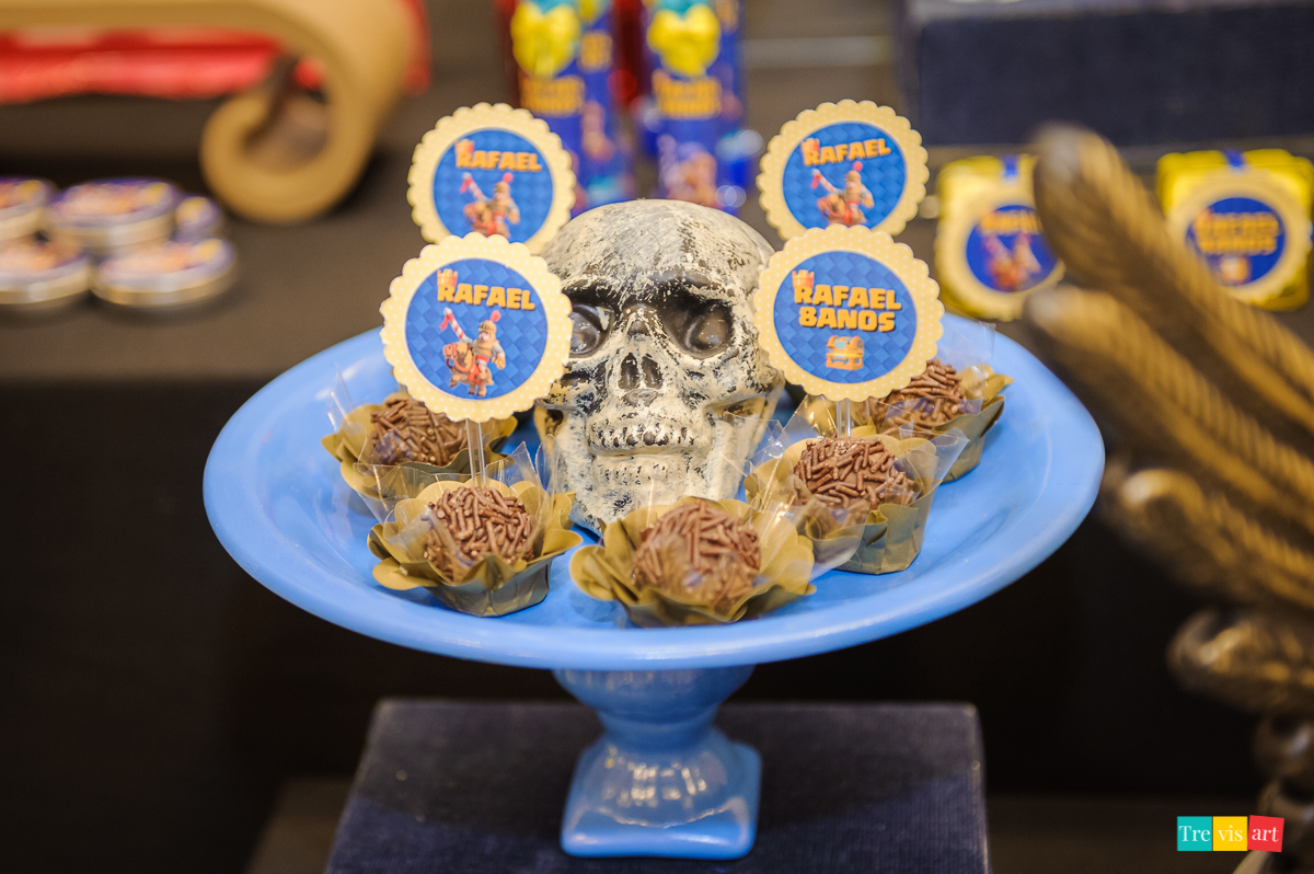 Foto de detalhes da decoração festa infantil Clash Royale, buffet 4kids Curitiba.