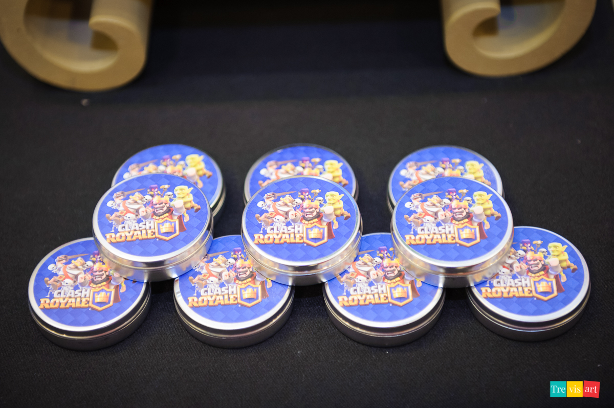 Foto de detalhes da decoração festa infantil Clash Royale, buffet 4kids Curitiba.