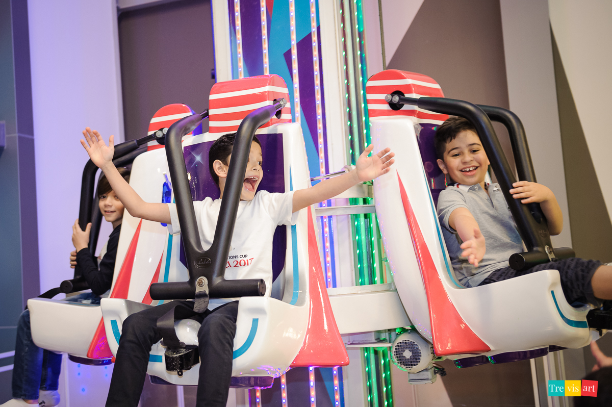 Foto amigos brincando na Torre giratória, festa infantil. Buffet 4kids.