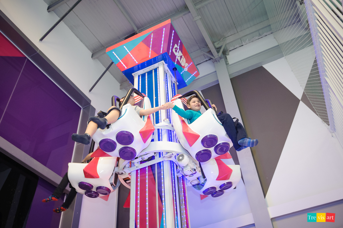 Foto amigos brincando na Torre giratória, festa infantil. Buffet 4kids.