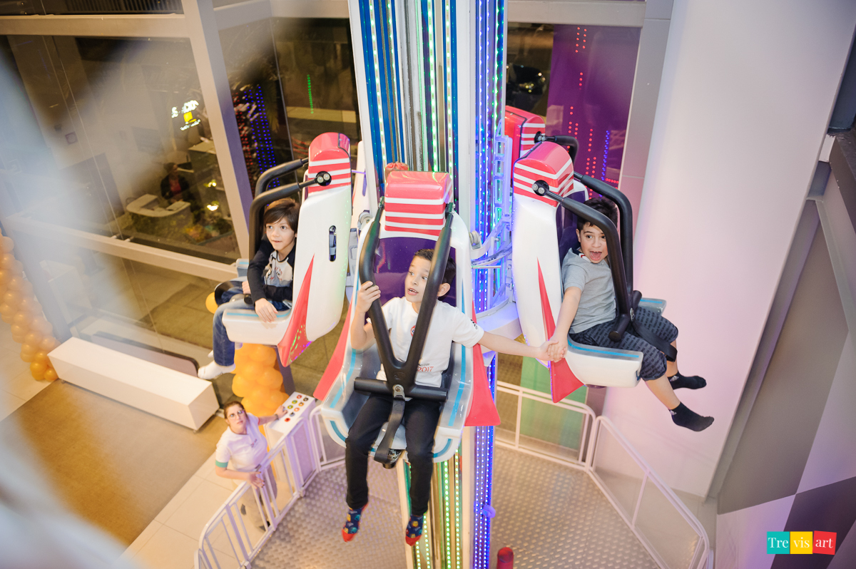 Foto amigos brincando na Torre giratória, festa infantil. Buffet 4kids.