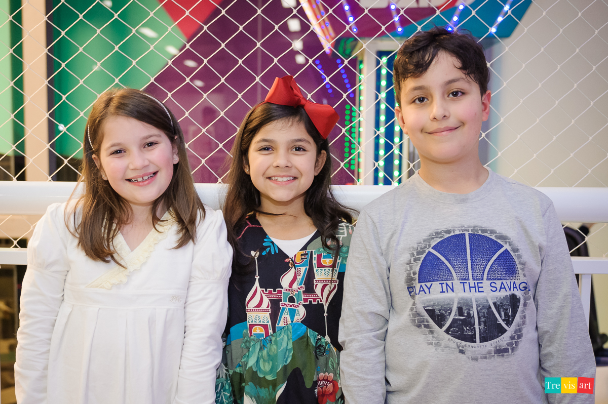 Foto aniversariante com amigos, festa de aniversario infantil. Buffet 4kids.