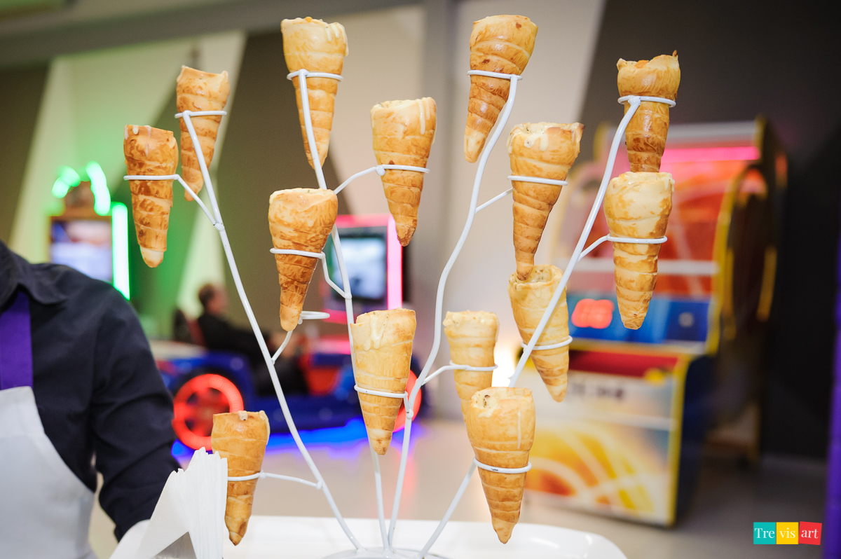 Foto pizza no cone. Buffet 4kids.