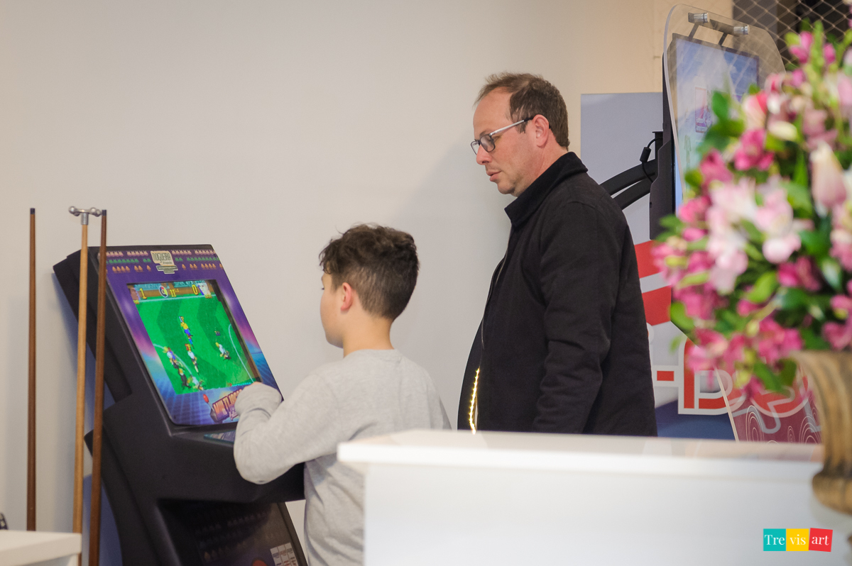 Foto aniversariante jogando com o tio no Buffet 4kids.