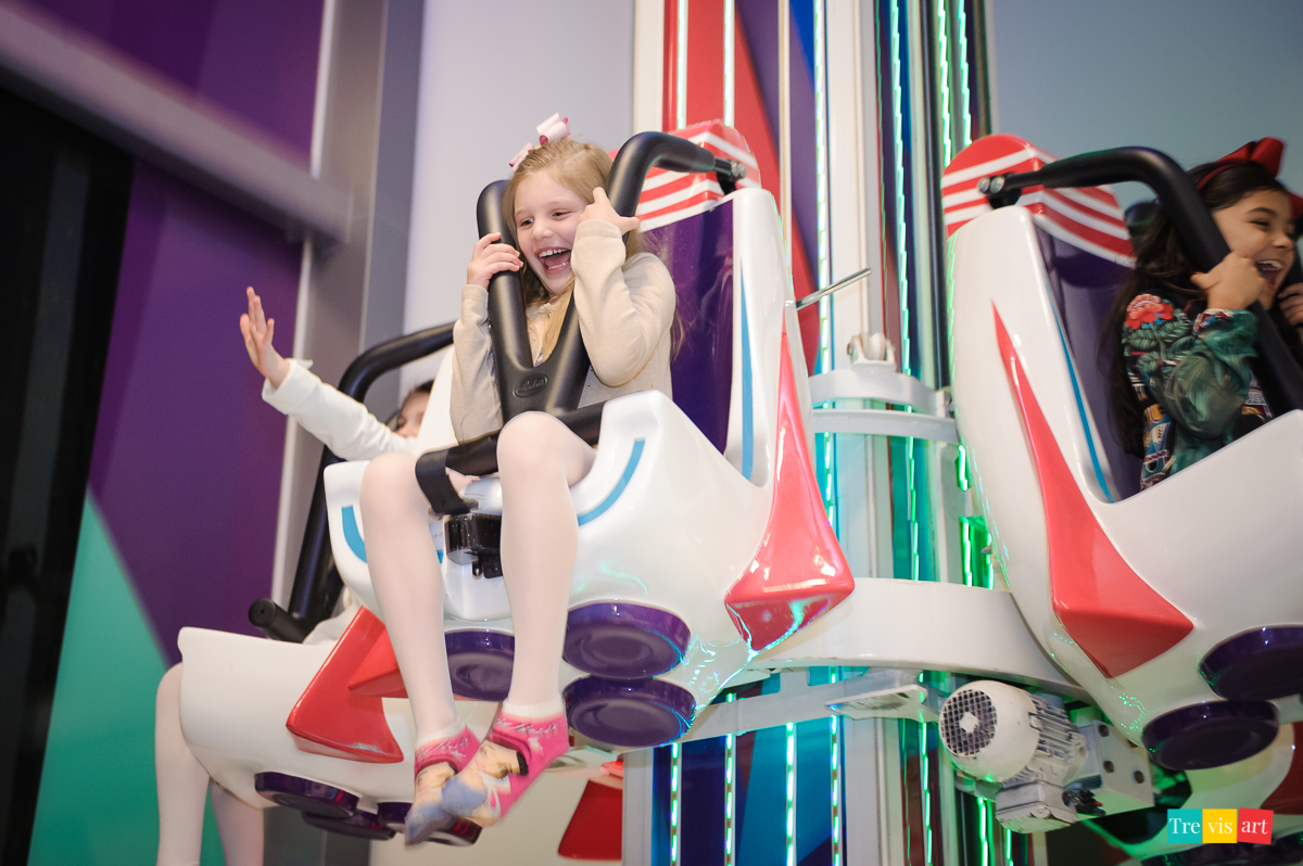 Foto amigos brincando na Torre giratória, festa infantil. Buffet 4kids.