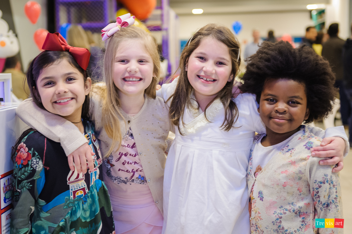 Foto amigas, festa de aniversario infantil. Buffet 4kids.