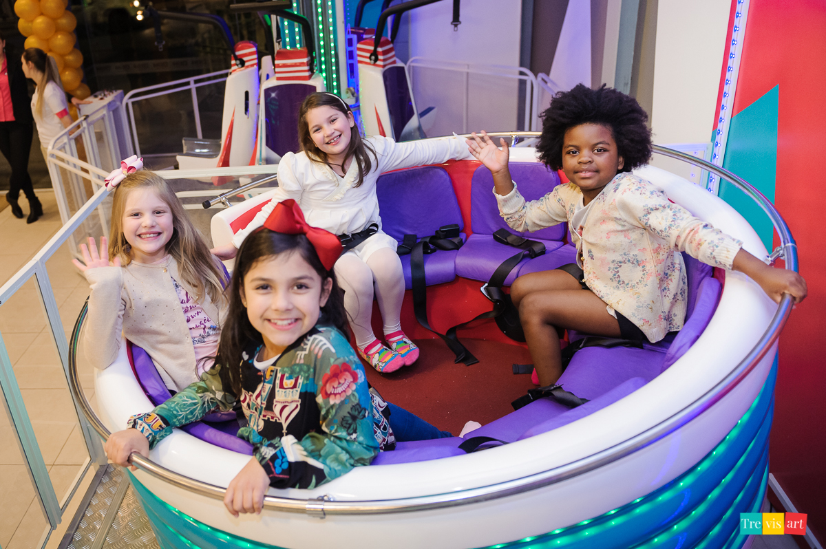 Foto amigas no brinquedo La Bamba, festa de aniversario infantil Curitiba.