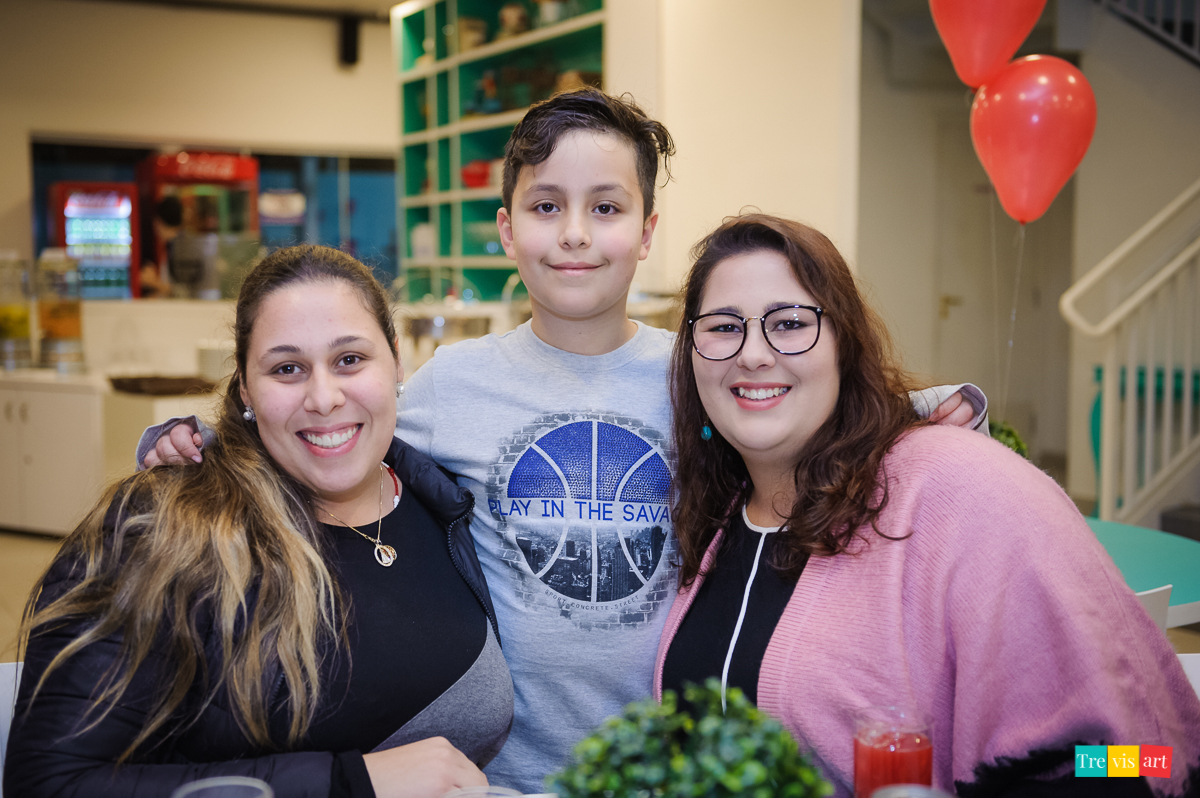 Foto aniversariante com irmãs, na festa infantil.