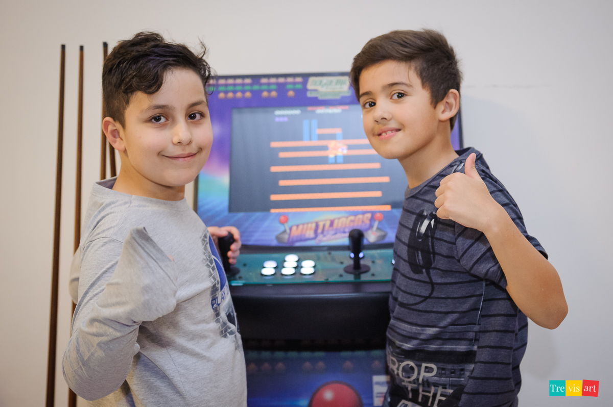 Foto aniversariante com amigos, festa de aniversario infantil. Buffet 4kids.