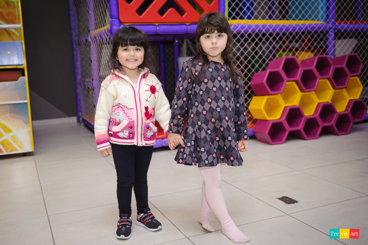 Foto posada meninas em festa de aniversario infantil em Curitiba.