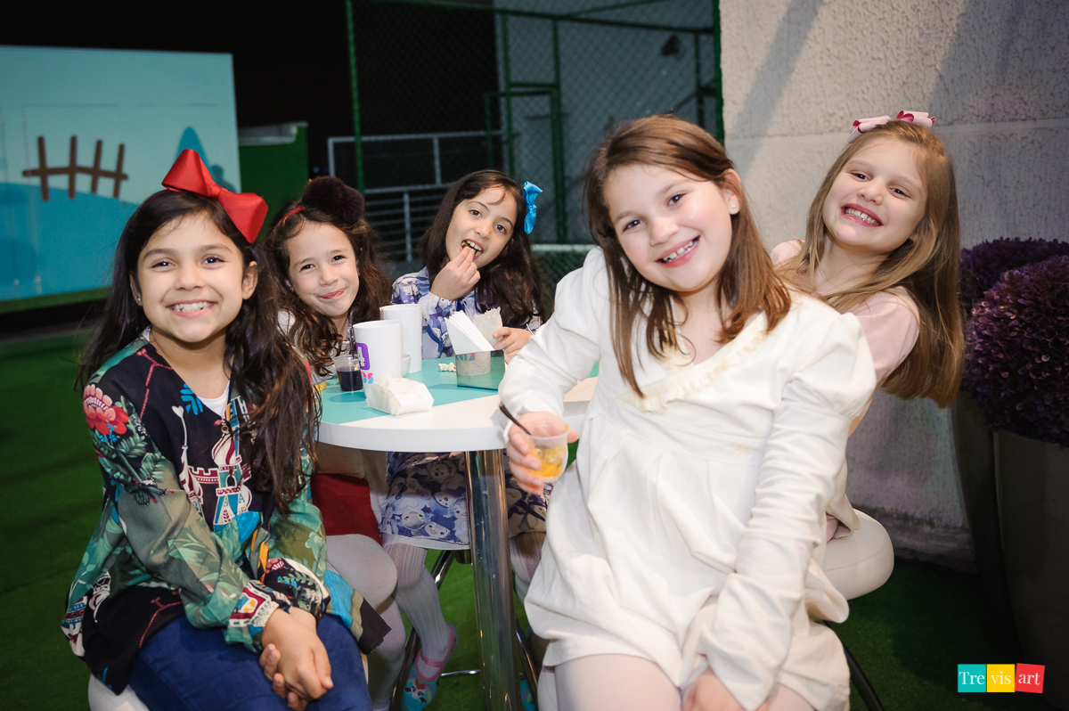 Foto amigas, festa de aniversario infantil. Buffet 4kids.