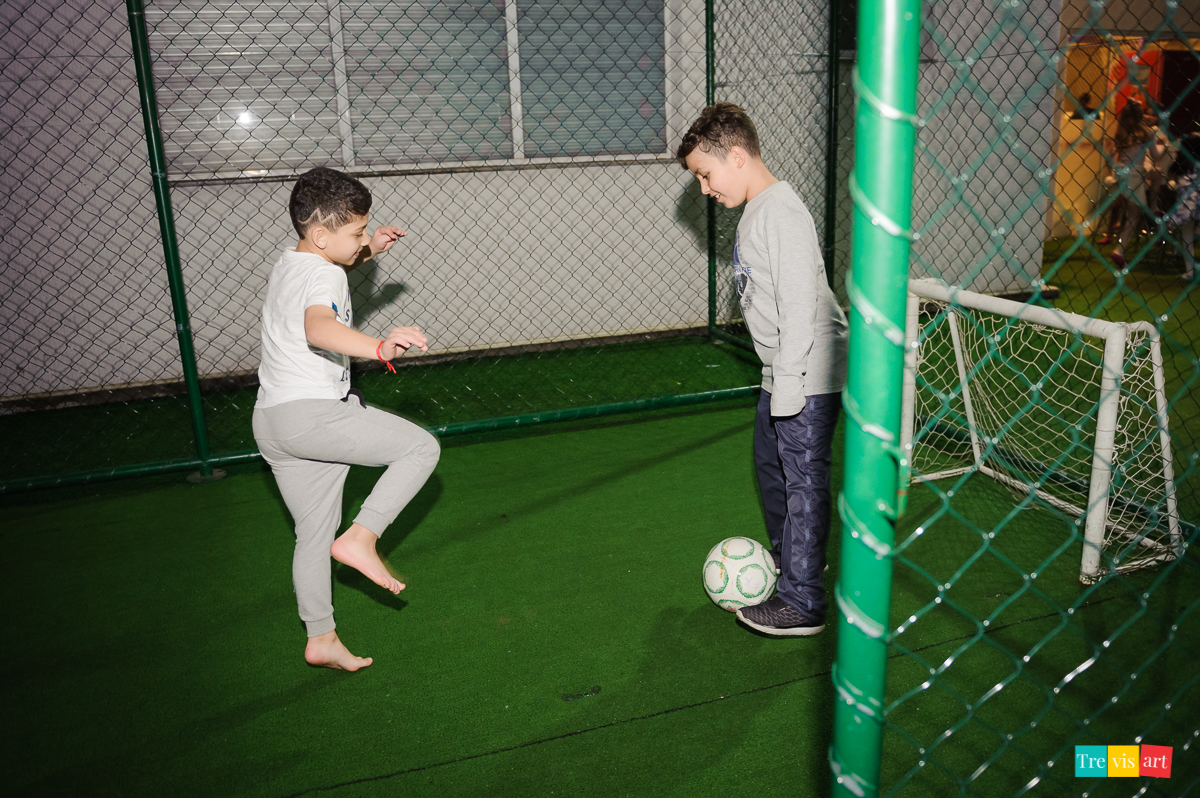 Foto aniversariante jogando futebol na sua festa de aniversario.