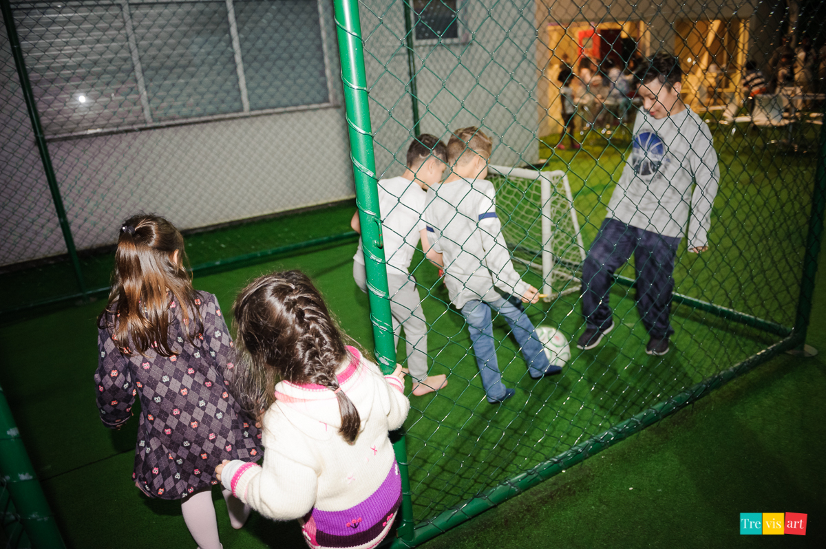 Foto aniversariante jogando futebol na sua festa de aniversario.