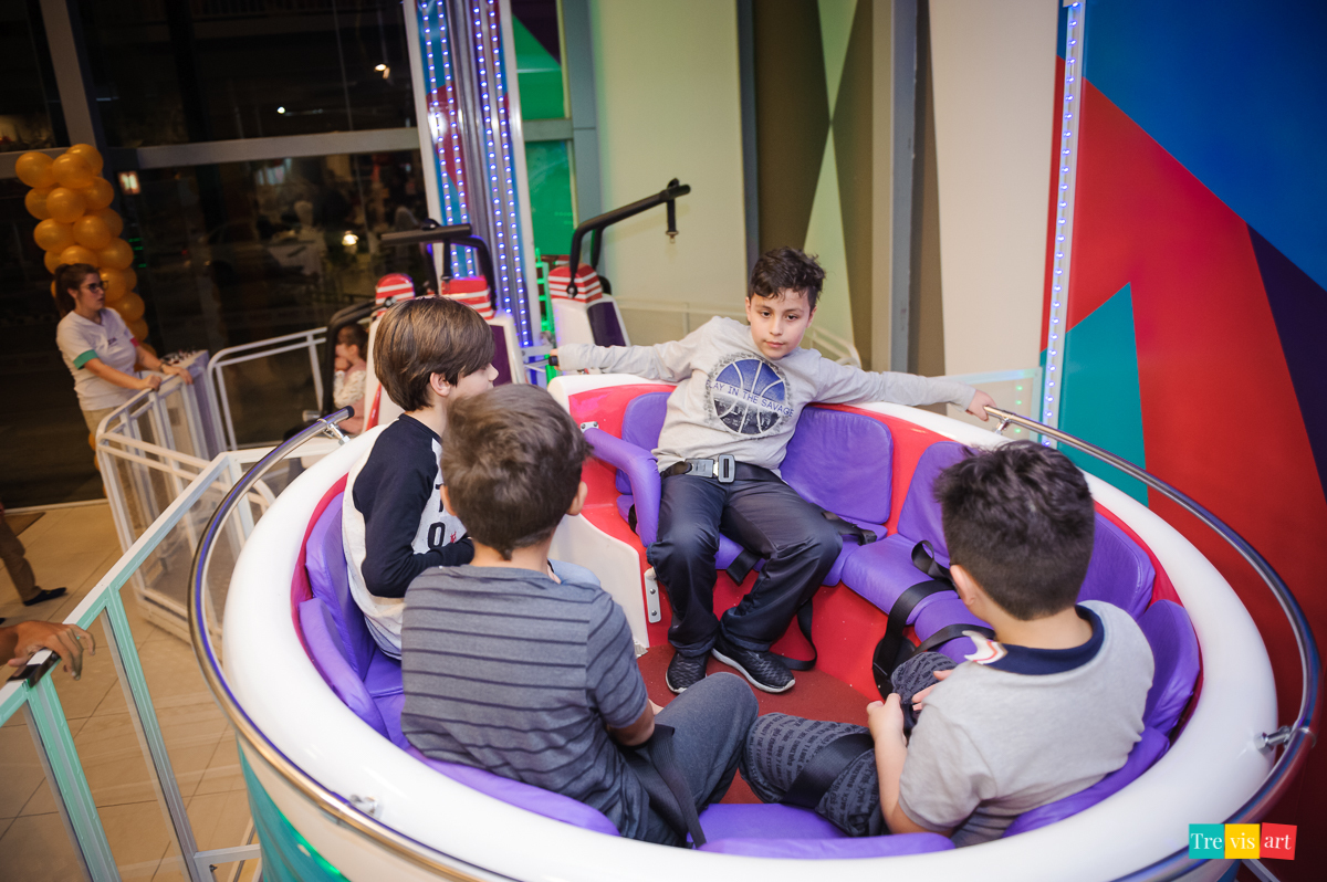 Foto amigos no brinquedo La Bamba, festa de aniversario infantil Curitiba.