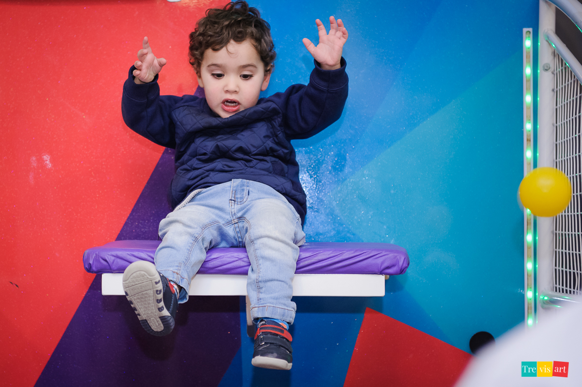 Foto convidado, criança brincando no Tombo Legal, buffet 4kids Curitiba.