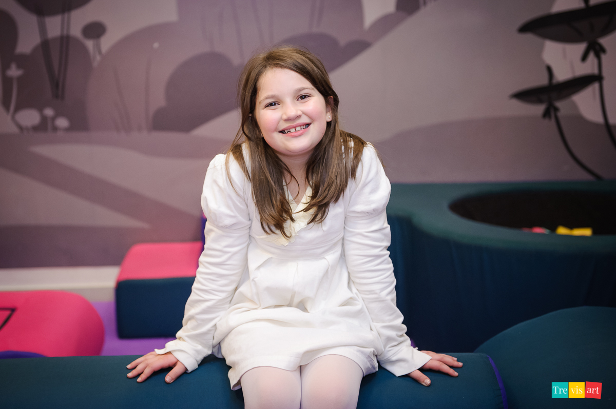 Foto menina em festa infantil.
