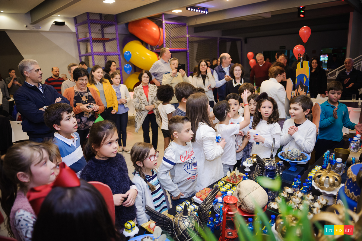 Foto hora do Parabéns, convidados da festa de aniversário infantil, tema Clash Royale, Buffet 4kids.