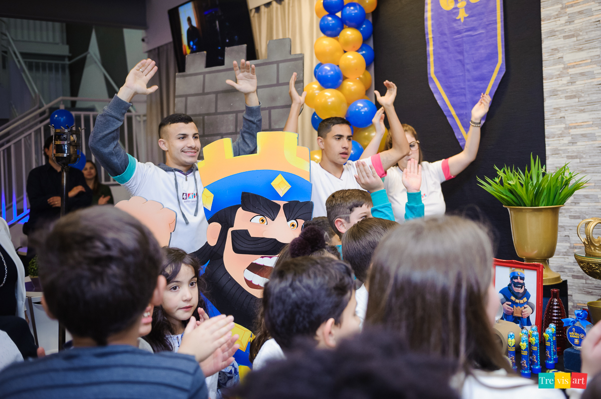 Fotografia da hora do Parabéns, animadores do buffet, na festa de aniversário infantil, tema Clash Royale, Buffet 4kids.
