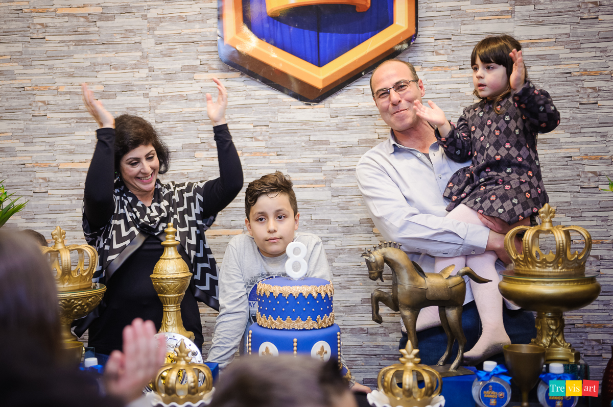 Foto hora do Parabéns, festa de aniversário infantil, tema Clash Royale, Buffet 4kids.