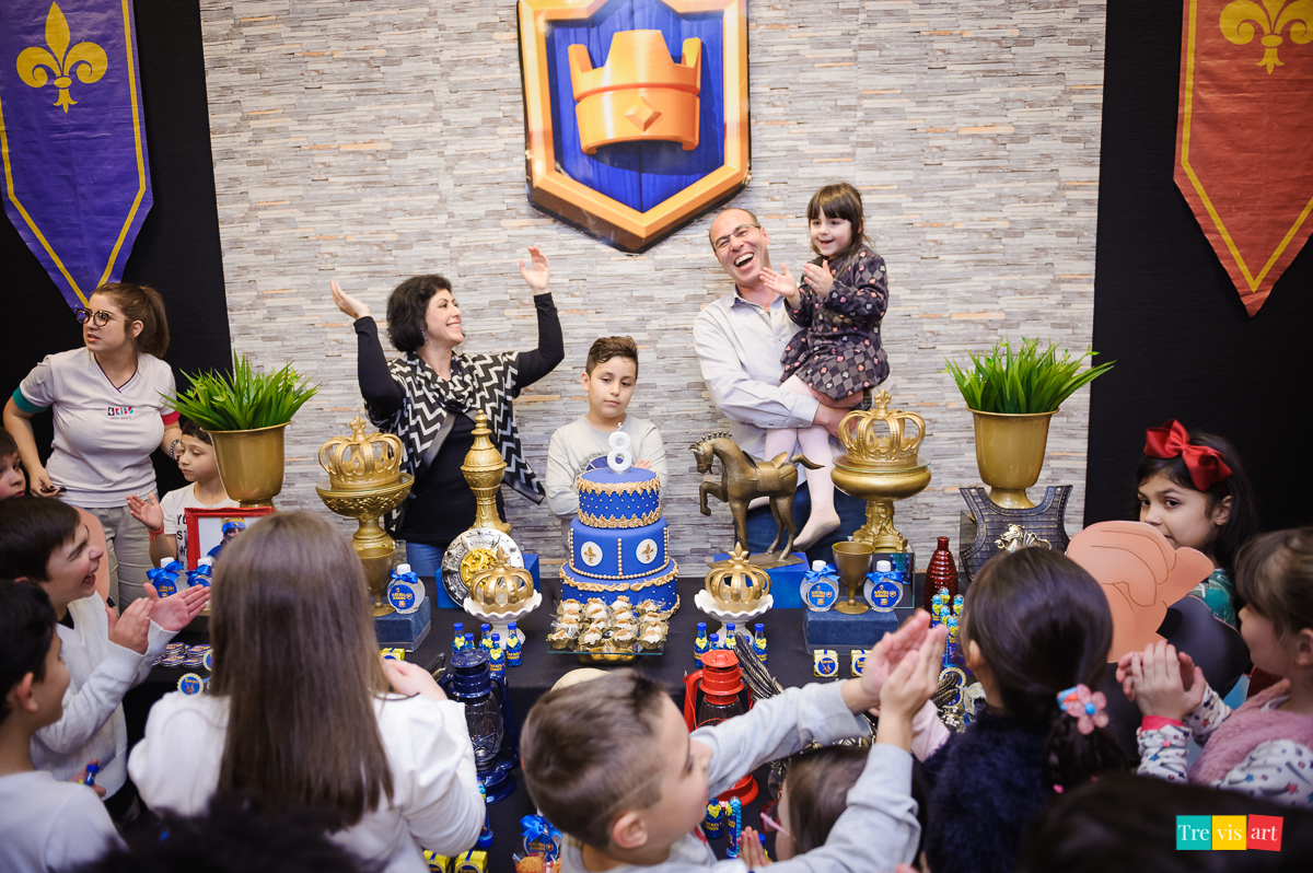 Foto hora do Parabéns, festa de aniversário infantil, tema Clash Royale, Buffet 4kids.