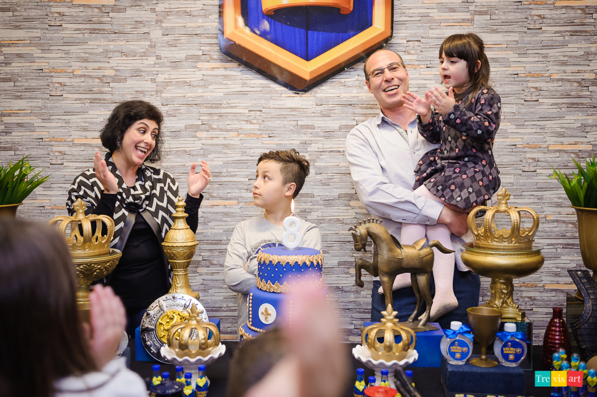 Foto hora do Parabéns, festa de aniversário infantil, tema Clash Royale, Buffet 4kids.