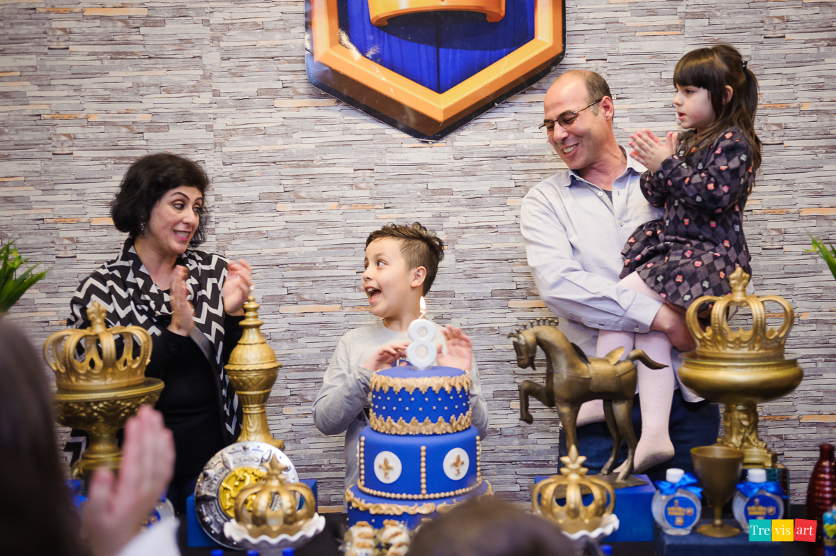 Foto hora do Parabéns, festa de aniversário infantil, tema Clash Royale, Buffet 4kids.