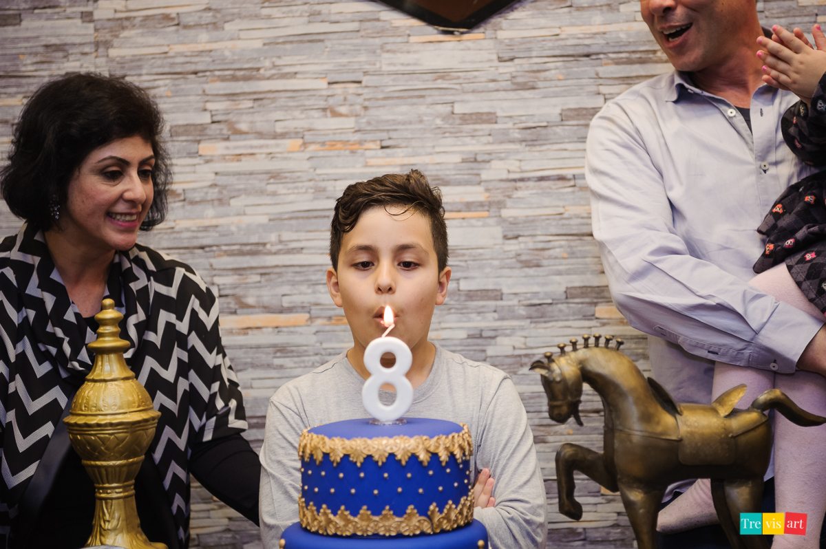 Foto hora do Parabéns, assoprando a vela, festa de aniversário infantil, tema Clash Royale, Buffet 4kids.