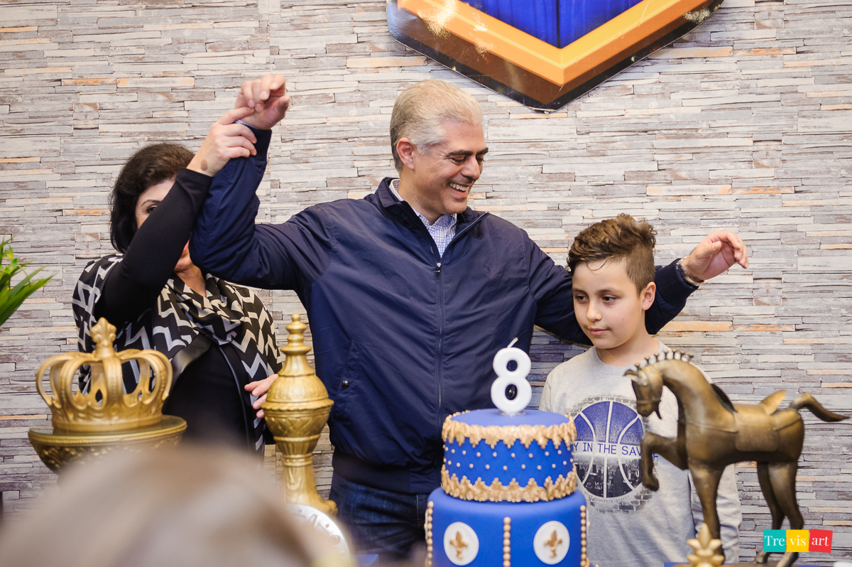 Foto hora do Parabéns, festa de aniversário infantil com parabéns ao padrinho junto, tema Clash Royale, Buffet 4kids.