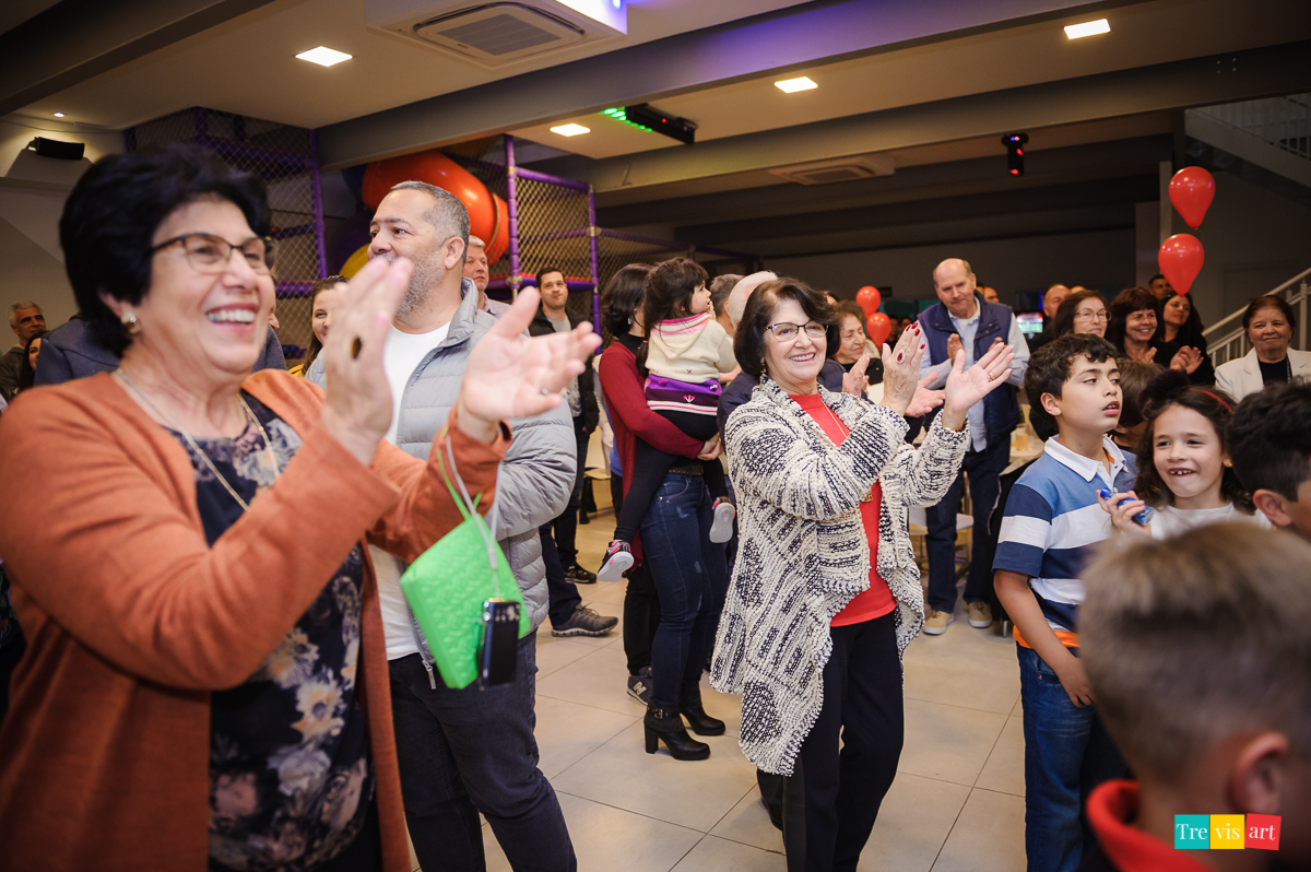 Foto hora do Parabéns, convidados, festa de aniversário infantil, tema Clash Royale, Buffet 4kids.