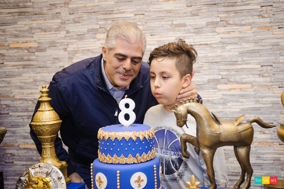 Foto hora do Parabéns, festa de aniversário infantil com parabéns ao padrinho junto, assoprando a vela, tema Clash Royale, Buffet 4kids.