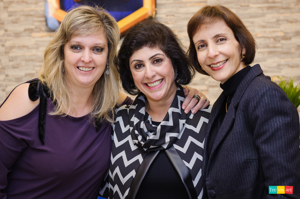 Fotografia de amigas de longa data, na festa de aniversario infantil. BUffet 4kids Curitiba.