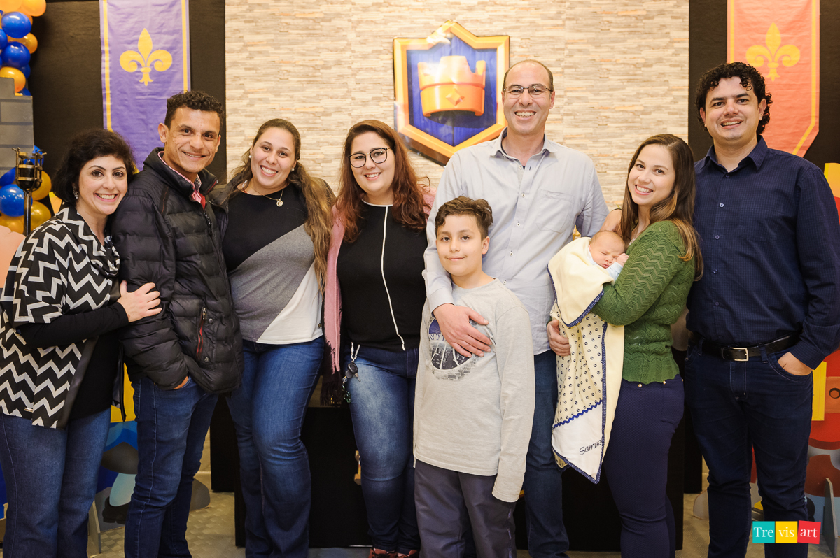 Fotografia de família reunida em festa de aniversário.