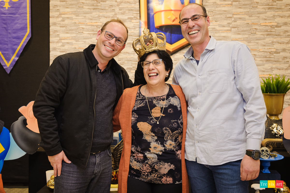 Fotografia de mãe com filhos, brincadeira de mãe pe minha rainha. Buffet infantil 4 kids.