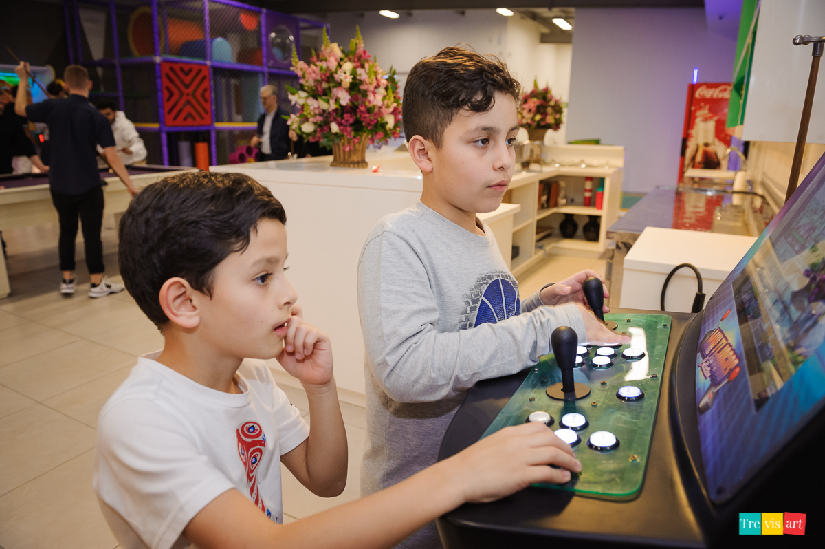 Foto aniversariante brincando com seu amigo na sua festa de aniversário. Buffet Infantil 4kids.