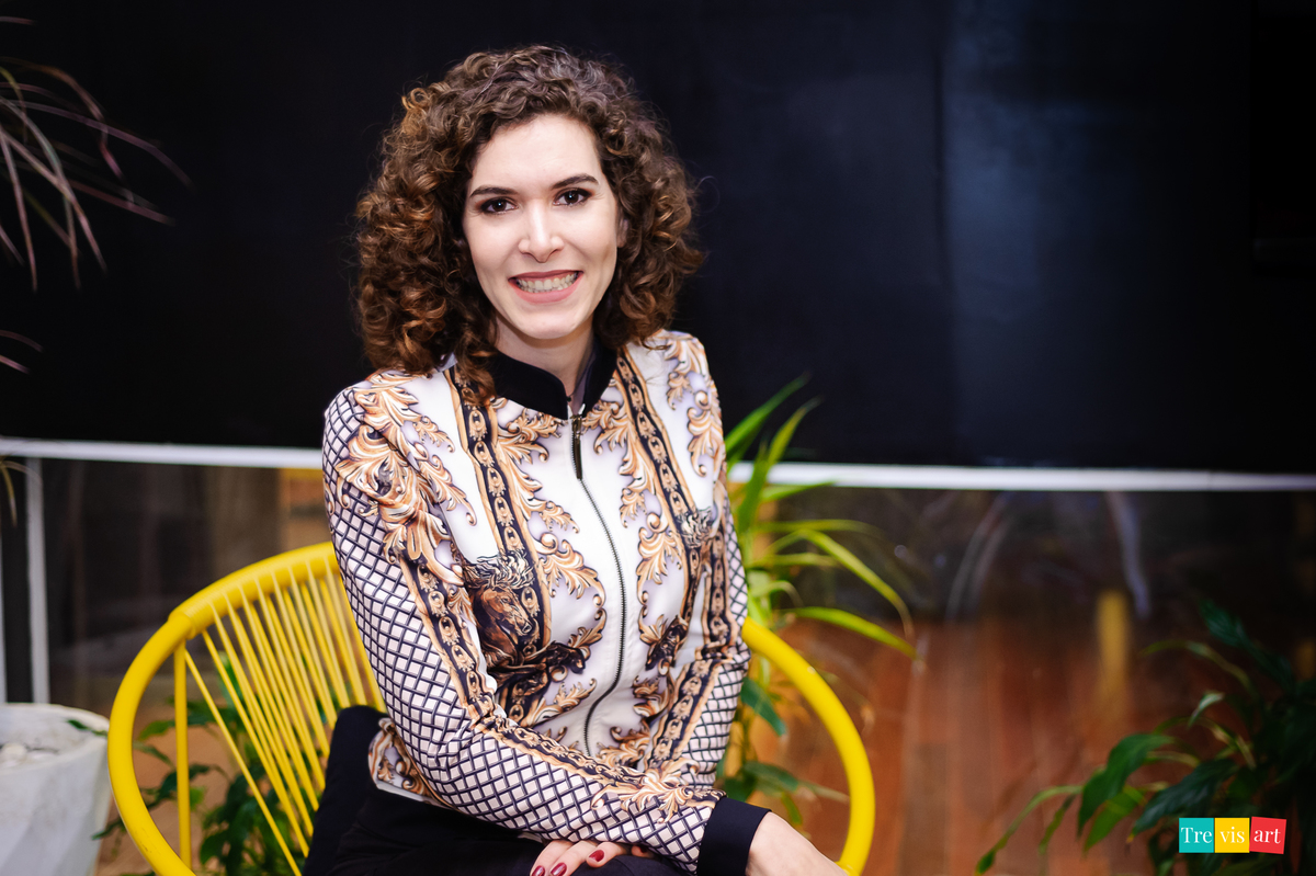 Foto palestrante sentada em uma das salas do coworking