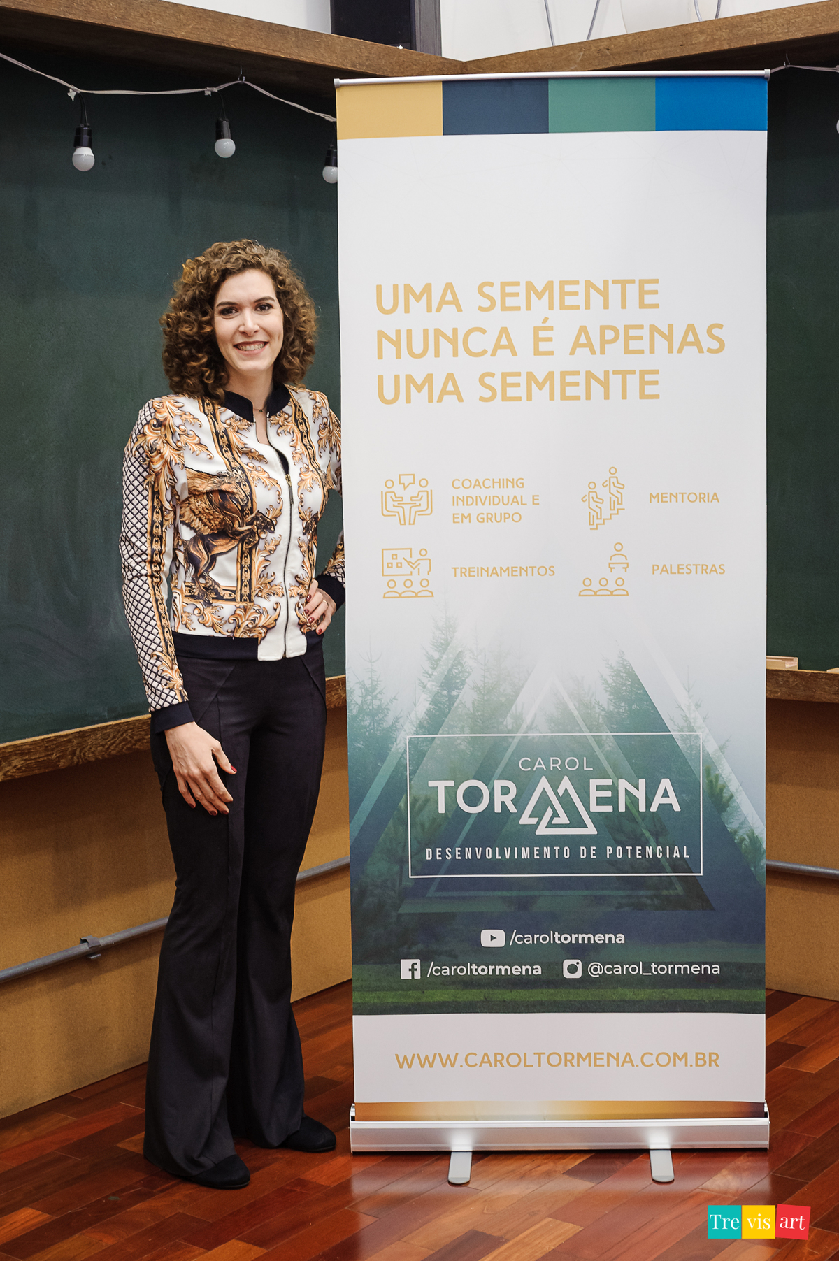 Foto palestrante ao lado do banner do seu evento