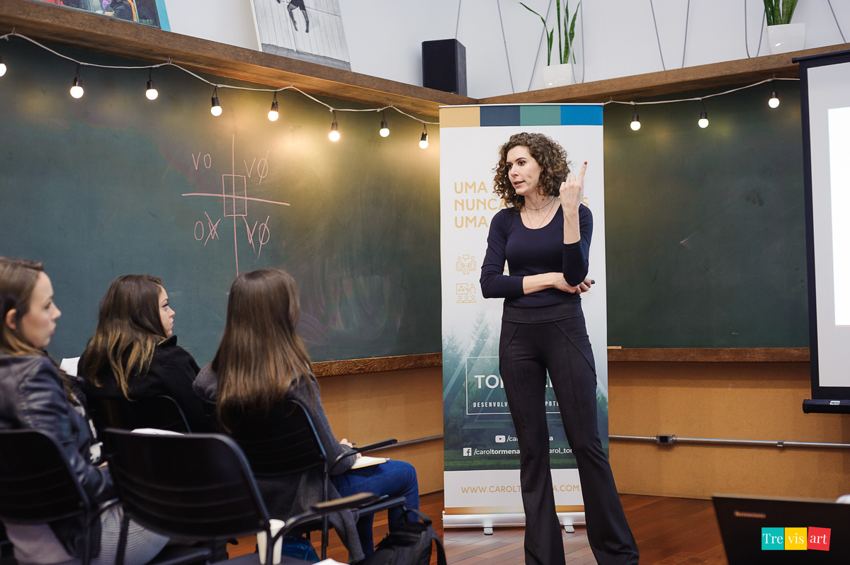 Foto palestrante falando em seu evento