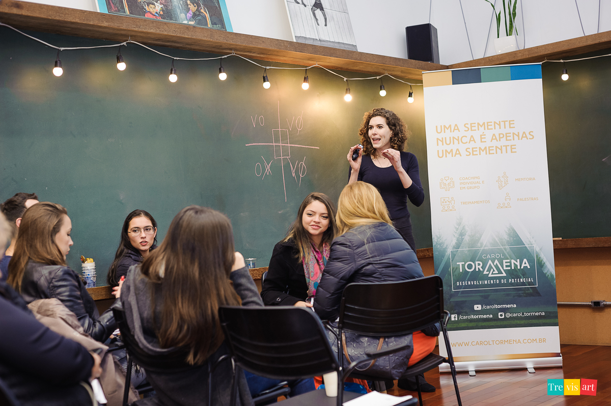 Foto palestrante interagindo com a plateia.