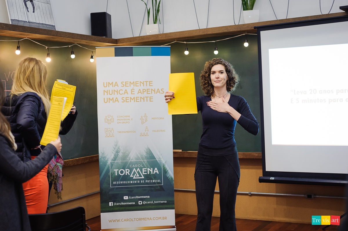 Foto palestrante lendo algo na sua palestra