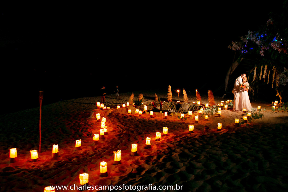 foto criativa de casal na praia