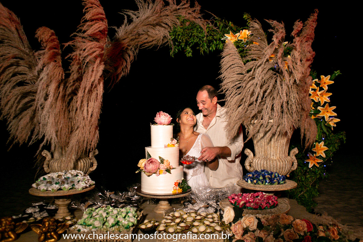 Corte de bolo na praia