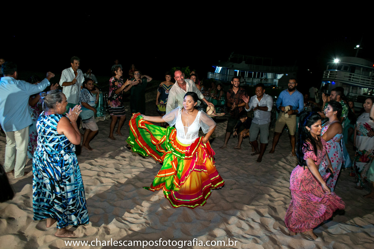 noiva dançando carimbó
