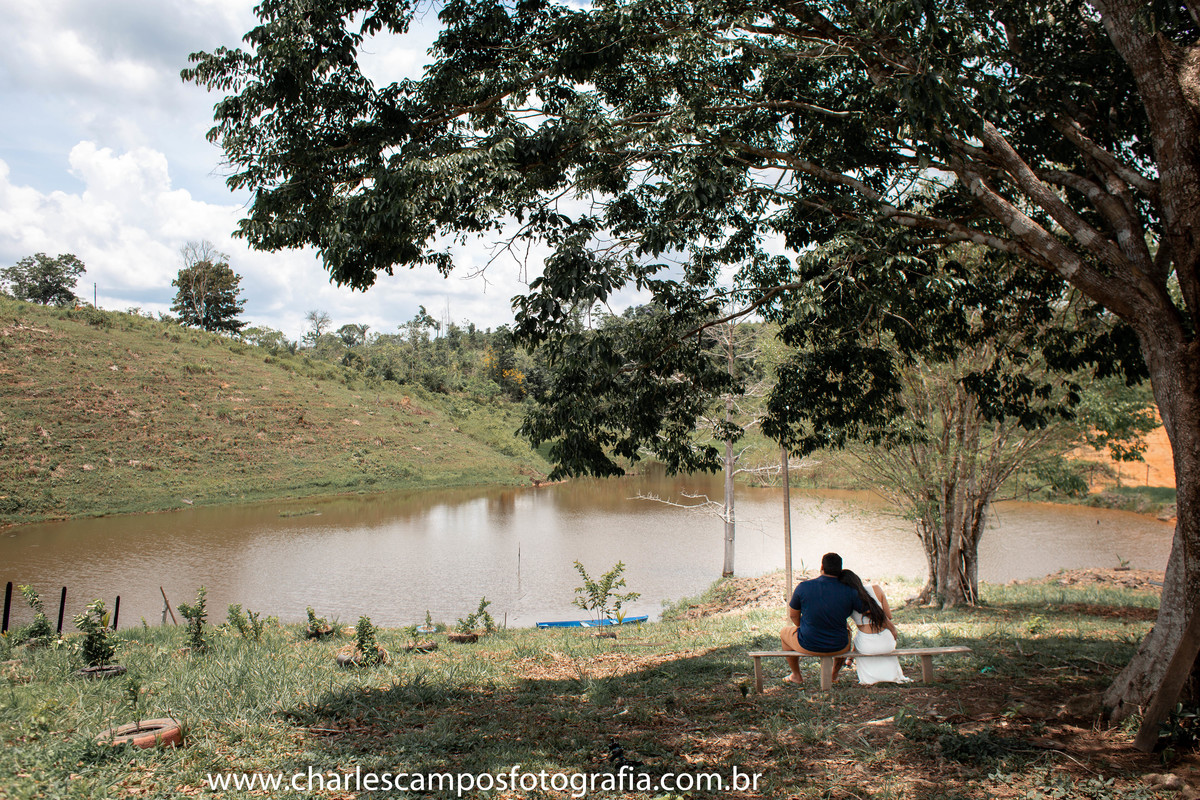 Foto de casal em lago 