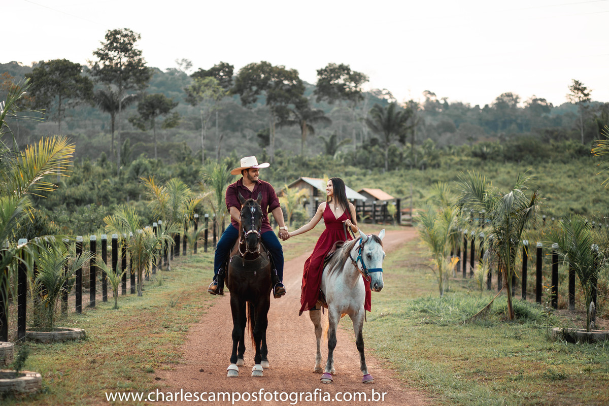 ensaio de casal na fazenda com cavalos