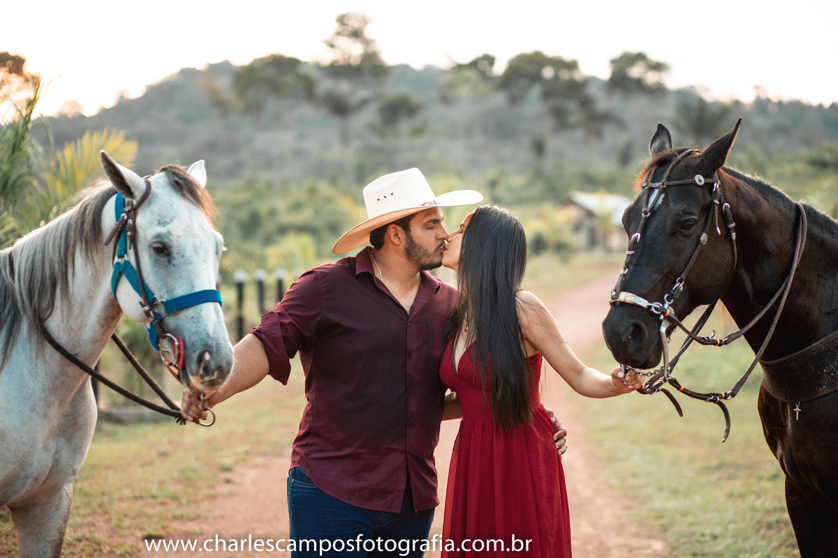 ensaio de casal com cavalos