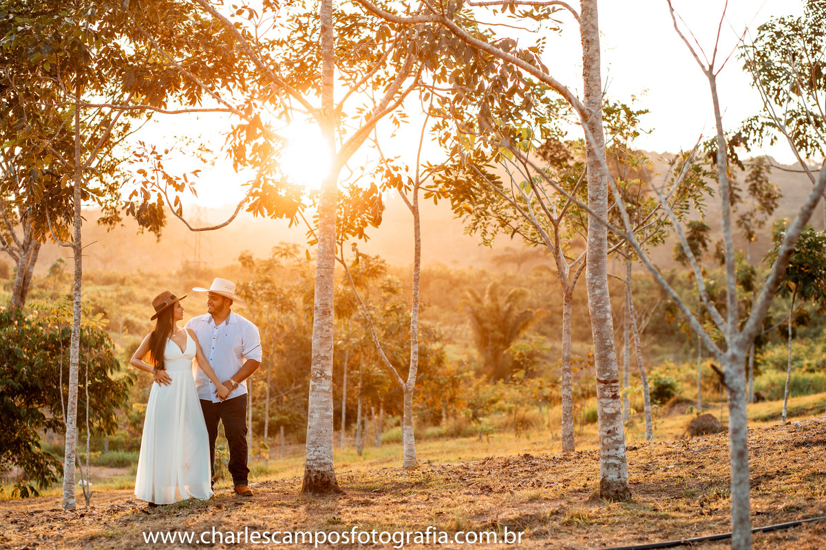 ensaio na fazenda com por do sol 