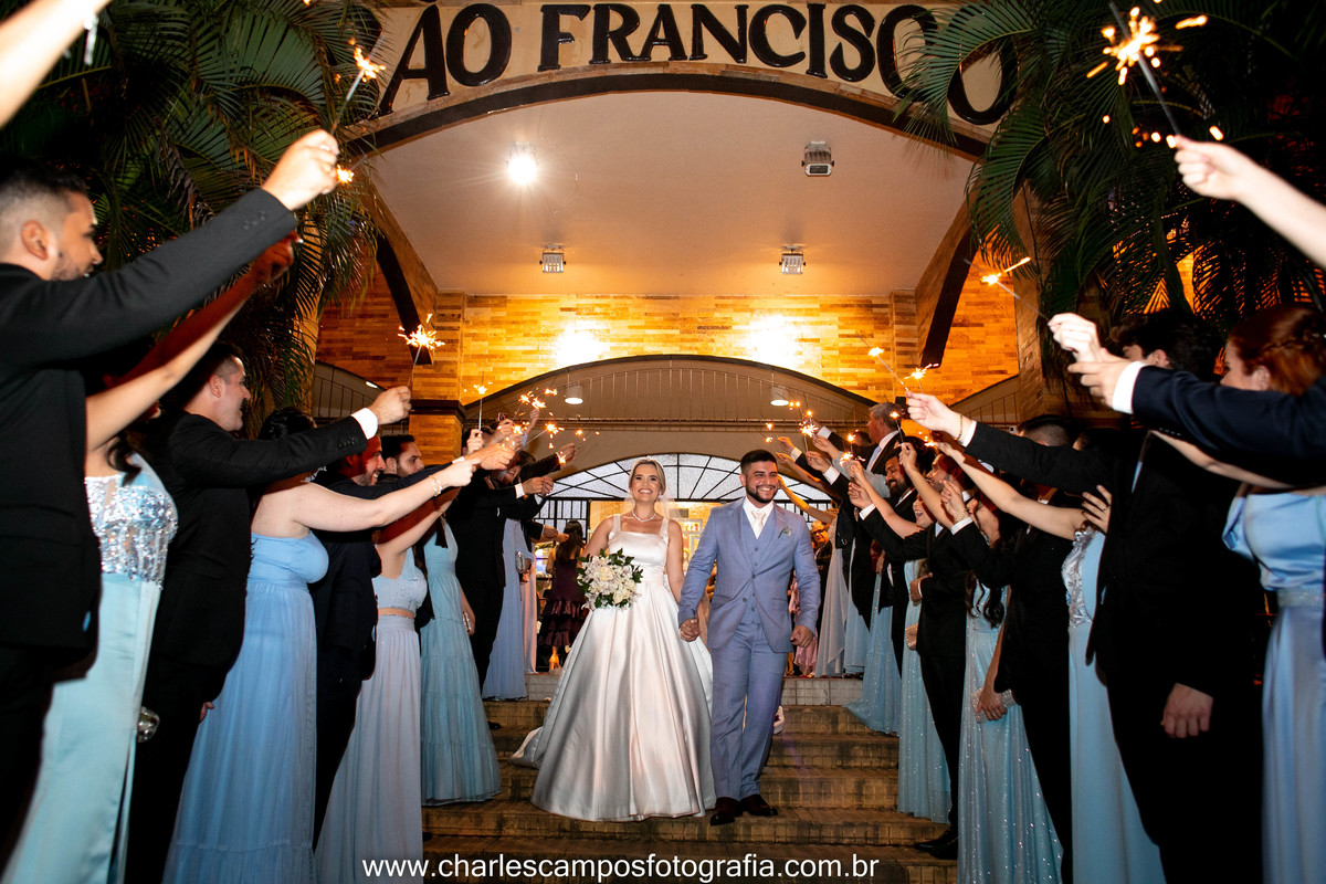 saída do casal na igreja